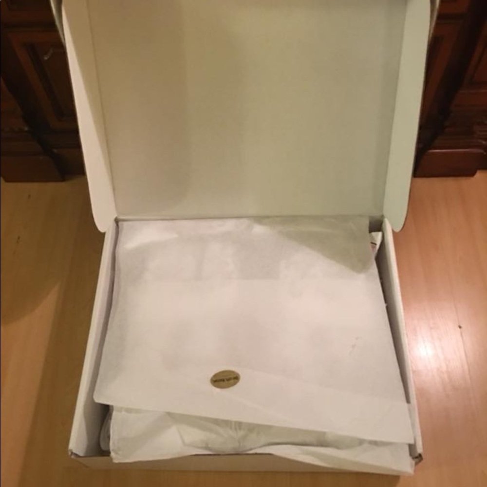 Brand New BEAUTIFUL Wedding Dress Still in Box!!!!